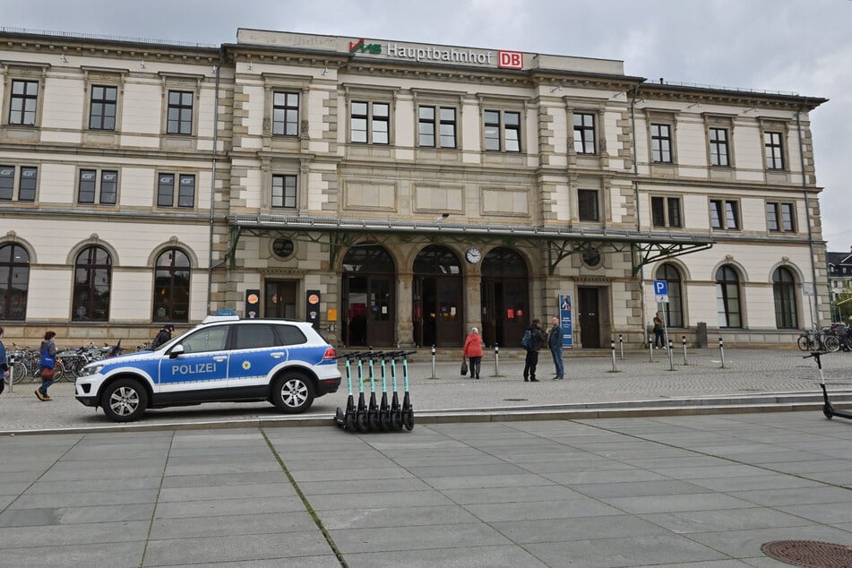 Polizeieinsatz am Hauptbahnhof - Frau beißt Beamten