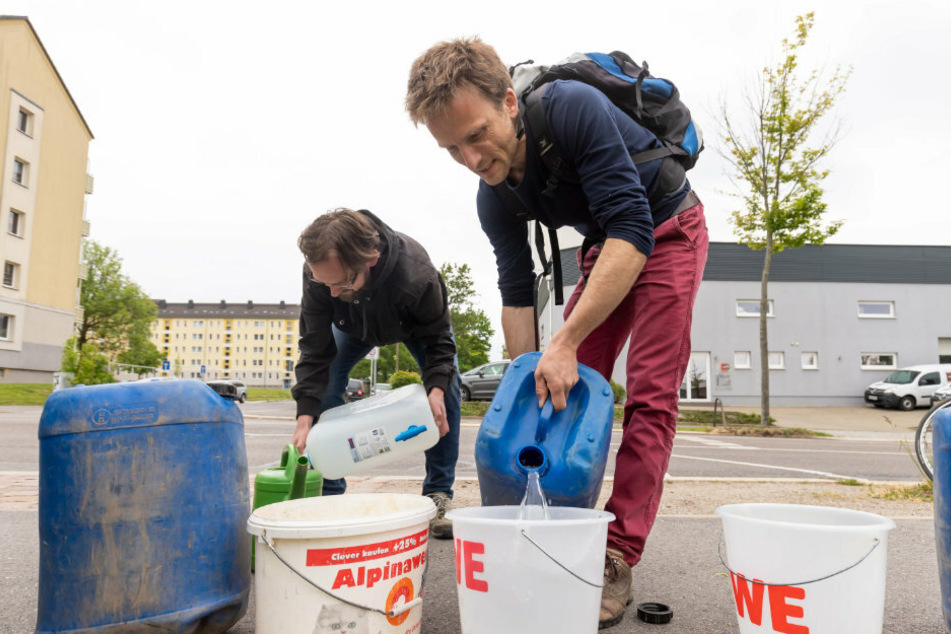Chemnitzer Eltern treffen sich zum Bäume-Gießen