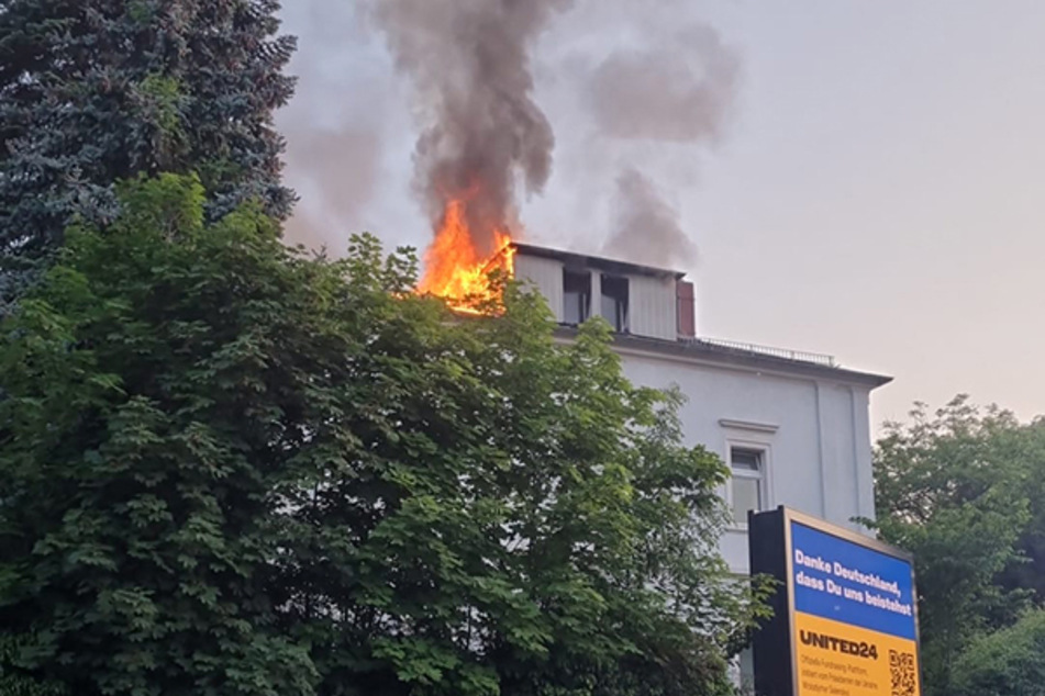 Ein Dachstuhl in der Caspar-David-Friedrich-Straße hatte am Abend Feuer gefangen.