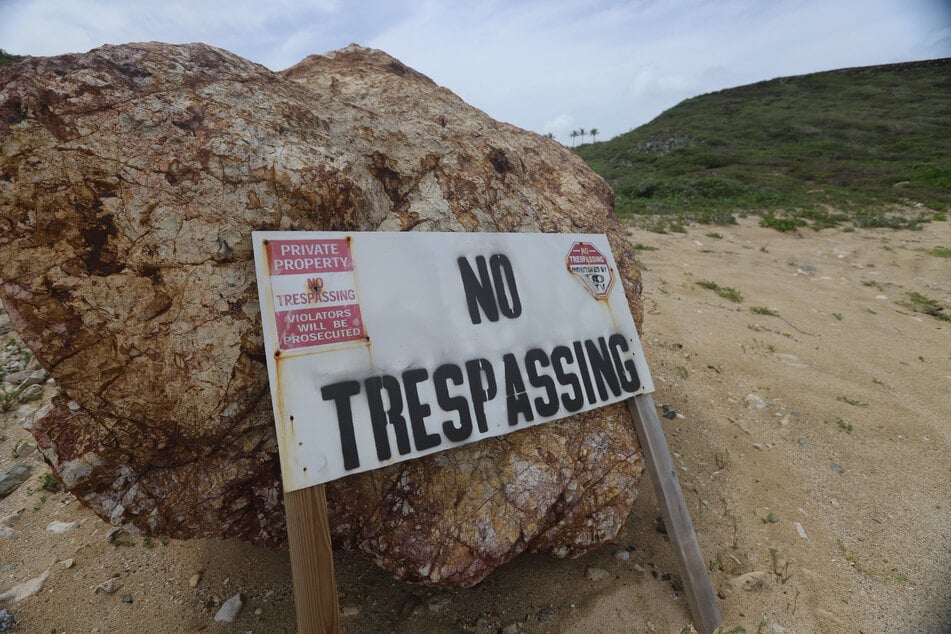 Das Absperrschild ist bereits angerostet.