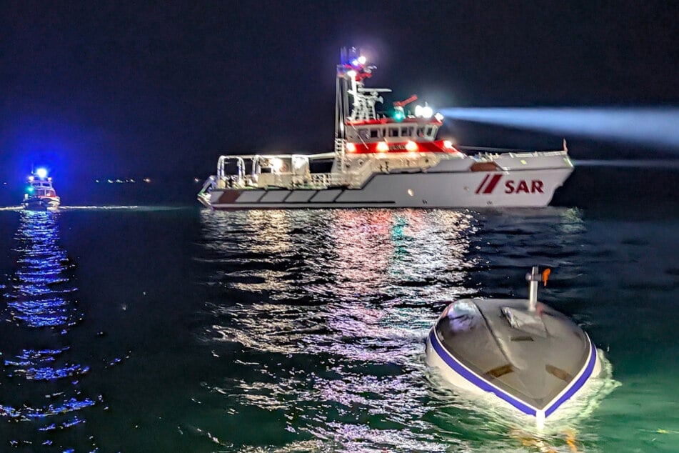 Auf der Ostsee ist am Samstagabend ein Segelboot gekentert. Ein Ehepaar stürzte von Bord ins Wasser.