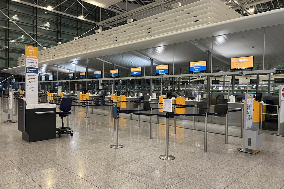 Viele Reisende müssen am heutigen Dienstag am Boden bleiben. Zahlreiche Lufthansa-Flüge sind gestrichen, es wird gestreikt.