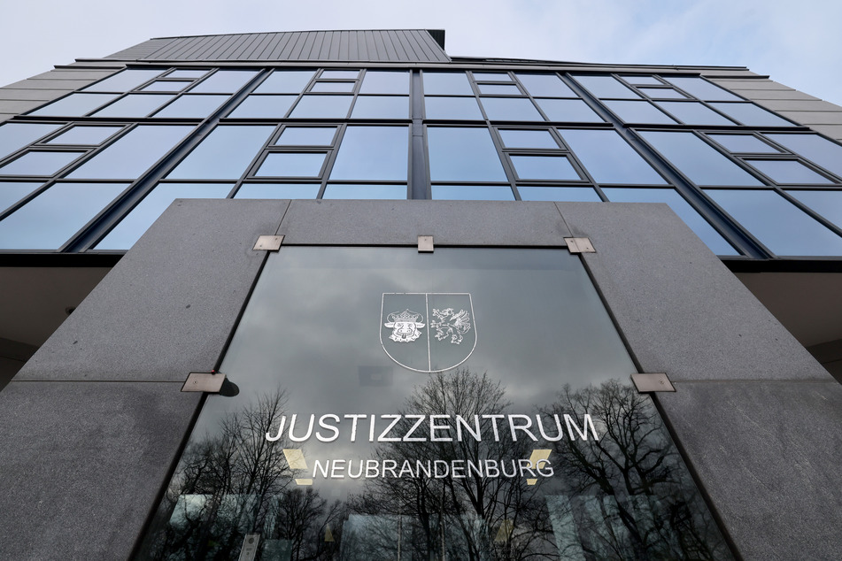 Der Prozess wird am Justizzentrum Neubrandenburg geführt.