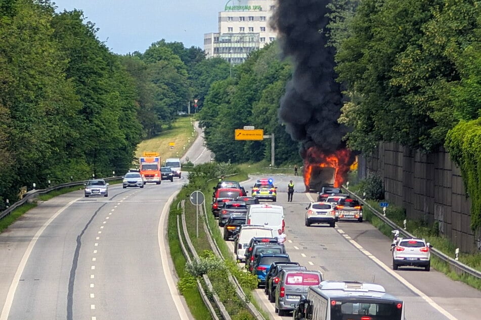 Die B5 in Richtung Hamburg ist voll gesperrt.