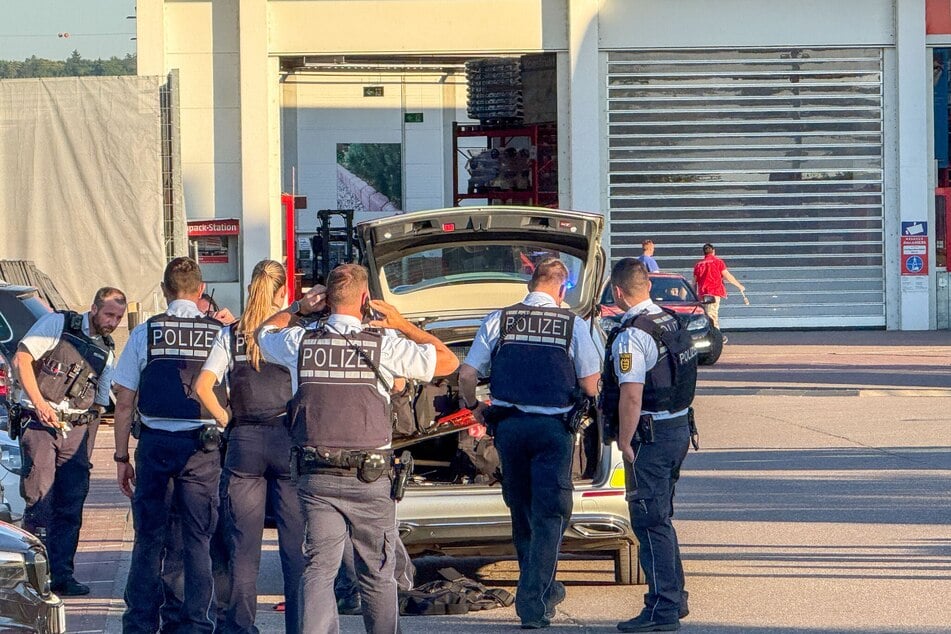 Mehrere Menschen wurden vorläufig festgenommen.