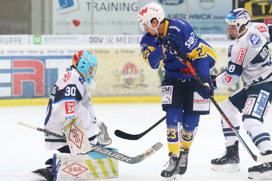 Goalie Riku Helenius (l.) hatte am Sonntag gegen die Lausitzer Füchse um Thomas Reichel alle Hände voll zu tun.
