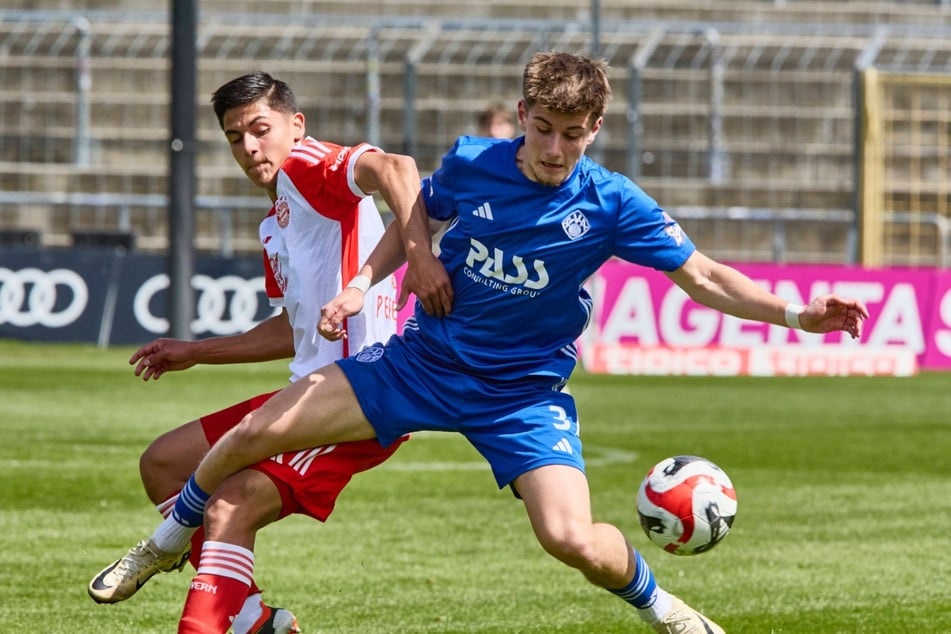 Lars Kleiner (19, r.) wechselt die Regionalliga-Staffel und wird künftig für den FC Rot-Weiß Erfurt auflaufen.