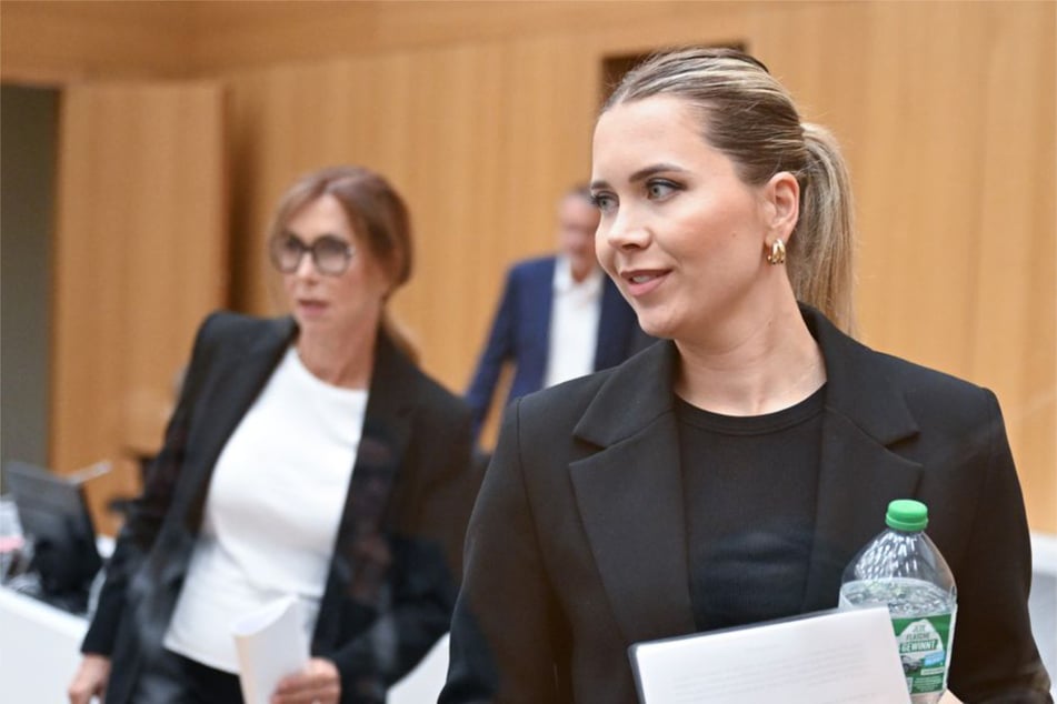 Eve Laur (29, vorn) und ihre Mutter Petra Laur (hinten) hoffen auf ein strenges Urteil.
