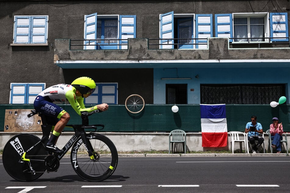 Intermarché-Wanty-Fahrer Dion Smith (32) wurde beim Giro d'Italia beinahe Opfer eines kuriosen Zusammenstoßes.
