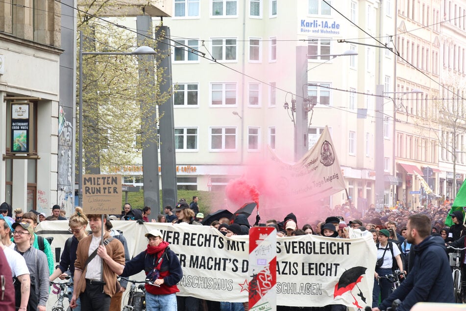 Im "Alle auf die Straße zum 1. Mai! Gemeinsam als Klasse kämpfen!"-Demozug wurde Pyrotechnik gezündet.