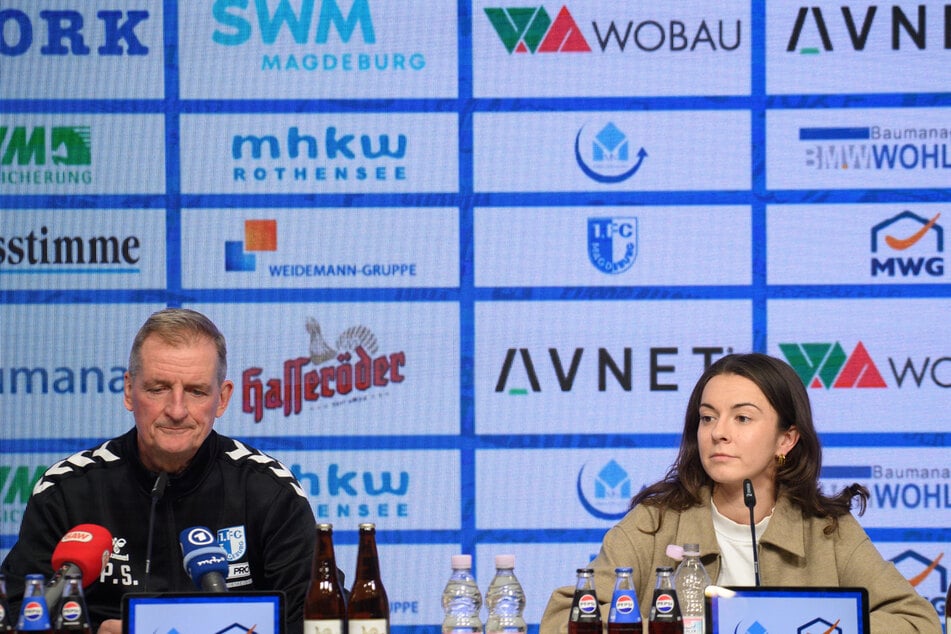 Petrik Sander (65, l.) hat das verlorene Derby mit seinem Team aufgearbeitet.