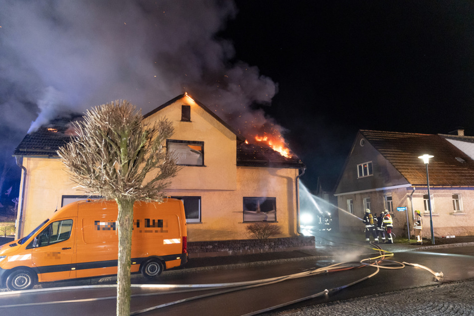 Einfamilienhaus brennt ab: Feuerwehren aus Thüringen und Bayern kämpfen aufopferungsvoll