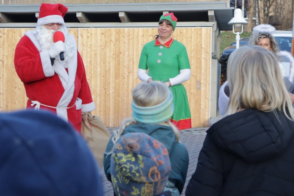 Zur Weihnachtsfeier im SOS-Kinderdorf Zwickau war auch der Weihnachtsmann da.