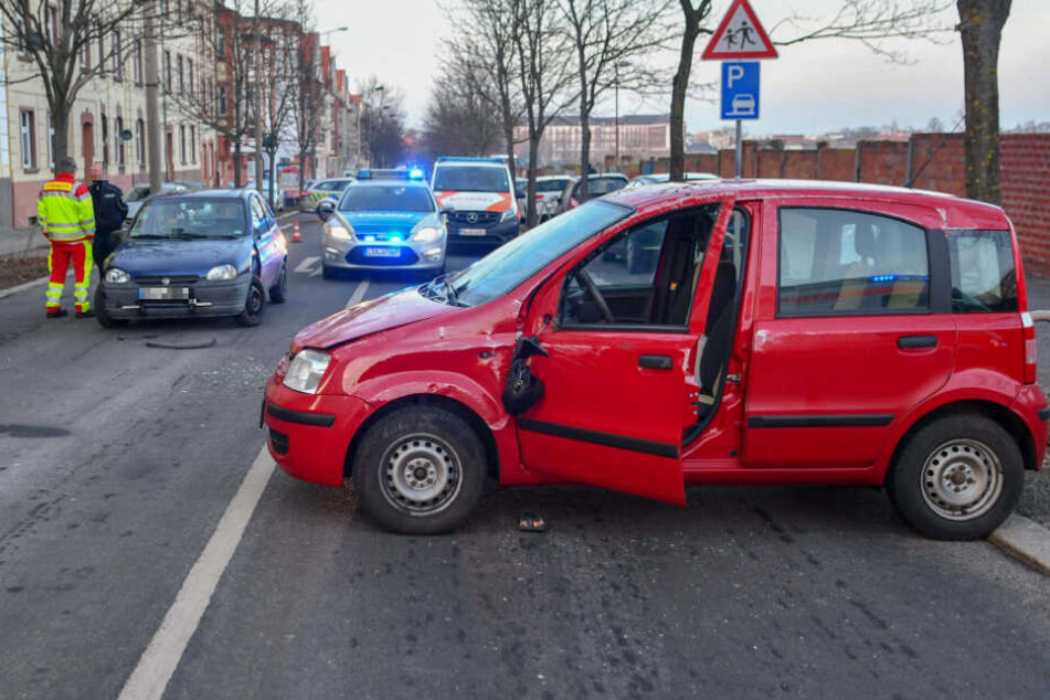 Diesen Fiat Panda hatten die Ersthelfer wieder auf seine vier Räder gekippt, nachdem dieser auf der Seite lag.