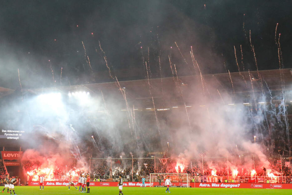 St. Pauli-Fans schießen Pyro im Derby gegen den HSV ab. (Archivbild)