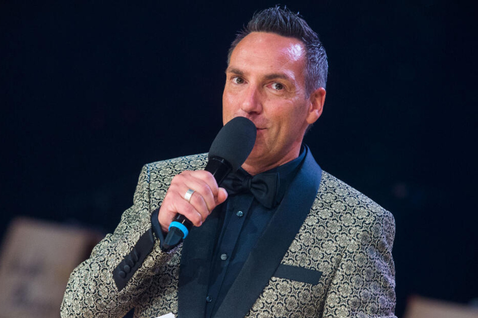 Tanzschul-Chef Tilo Kühl-Schimmel (47) bittet Promis wieder zum Tanzwettbewerb aufs Parkett.