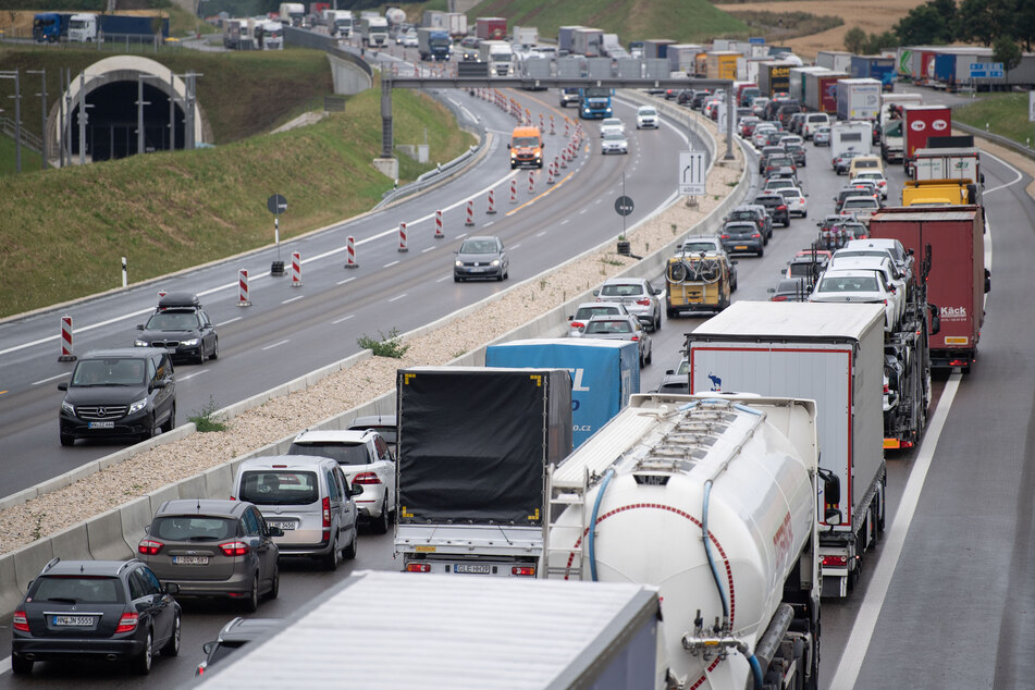 Auf Autobahnen im mitteldeutschen Raum gibt es über den Sommer 20 Großbaustellen. Staus sind vorprogrammiert. (Symbolbild)