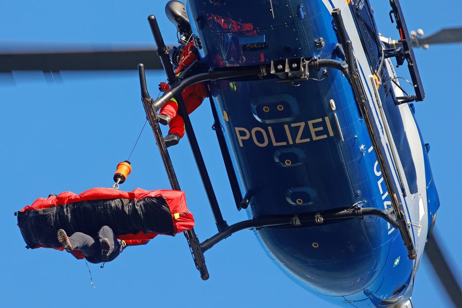 Ist der Hubschrauber am Einsatz beteiligt, kann es teuer werden. Wer übernimmt die Kosten? (Symbolbild)