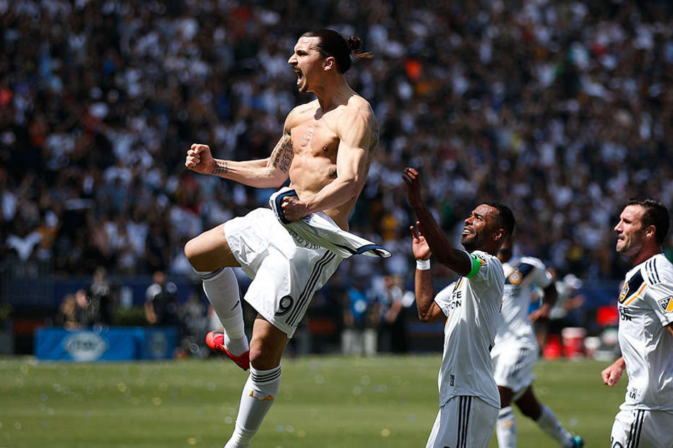 Standesgemäßer Jubel bei Zlatan Ibrahimovic über sein Traumtor: oberkörperfrei.