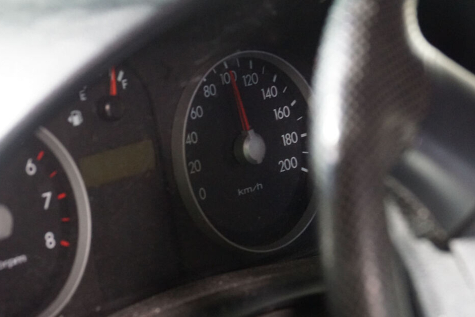 Die Tachonadel ist bei rund 100 km/h steckengeblieben.