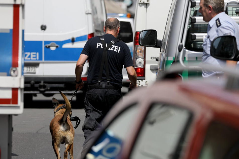 Die Polizei hat am Donnerstag Wohnungen mutmaßlicher Gefährder aus dem islamistischen Umfeld unter anderem in Köln durchsucht.