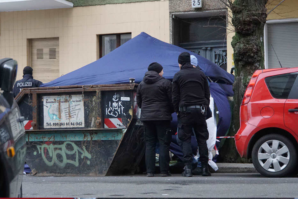 Die Polizei baute ein Sichtschutzzelt um die Leiche.