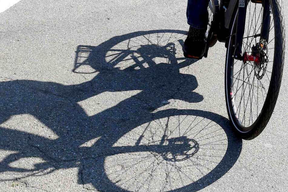 Der Räuber flüchtete per Rad. (Symbolbild)