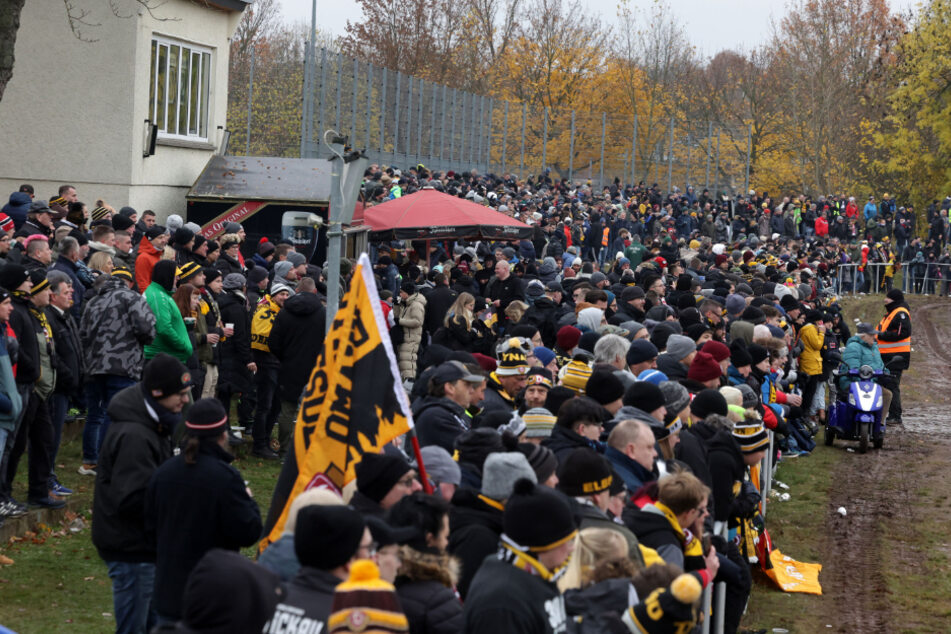 4000 Fans verfolgten die Partie direkt vor Ort im Sachsenpark - ausverkauft. 53.000 Zuschauer schauten zudem im Livestream auf TAG24 zu.