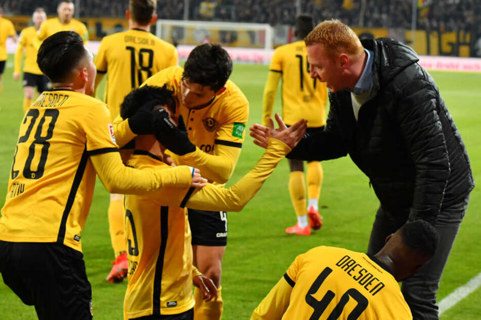 Trainer Maik Walpurgis war per Vollsprint zu Osman Atilgan gelaufen, der bei seinem Startelf-Debüt das 1:0 erzielte.
