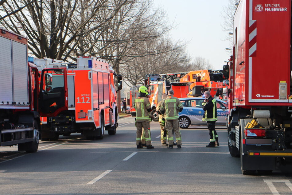 Am Mittwochnachmittag trafen mehrere Polizisten und Feuerwehrleute in der Kiefholzstraße in Berlin-Neukölln ein.