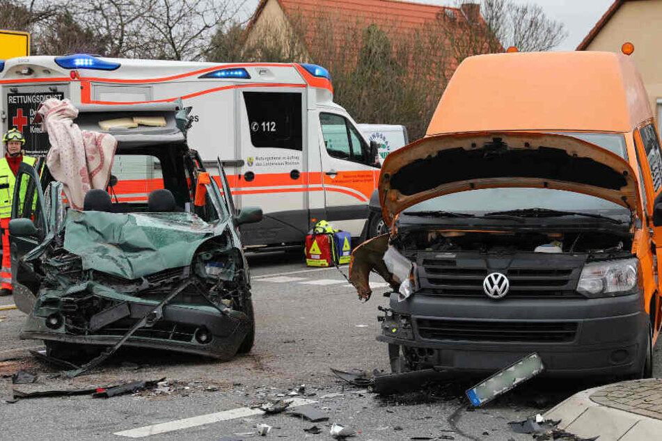 Transporter Von Behinderten Fahrdienst Kracht In Auto Drei Schwerverletzte Tag24