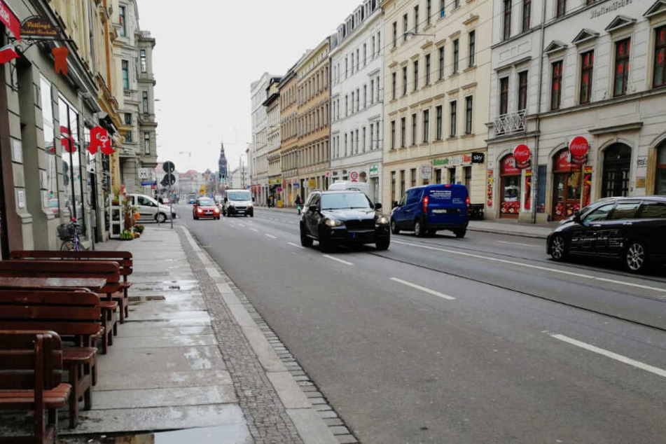 Das Parken auf dem Seitenstreifen ist verboten, dadurch soll der Verkehr beruhigt werden.