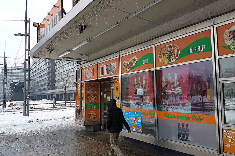Die blutige Auseinandersetzung ereignete sich vor dem Döner-Imbiss in der Brückenstraße.
