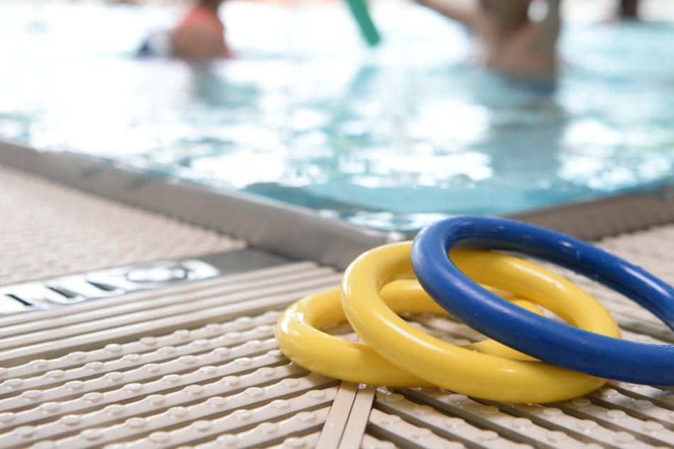 In einem Schwimmbad in Delmenhorst soll es einen Vorfall mit einem Spanner gegeben haben (Symbolbild).