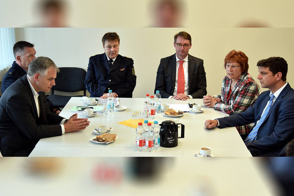 (v.l.n.r.): Oberbürgermeister Jörg Röglin, Grimmas Revierleiter Falk Donner, Leipzigs Polizeipräsident Bernd Merbitz, Innenminister Roland Wöller, die CDU-Landtagsabgeordnete Hannelore Dietzschold und Landrat Henry Graichen (41, CDU).