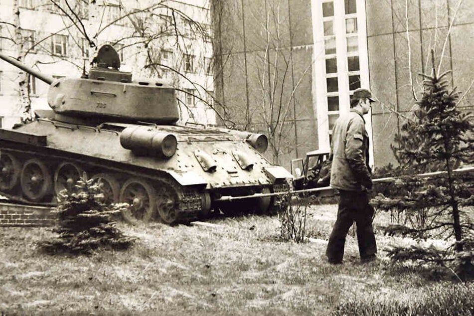 Im März 1991
wurde der
T34-Kampfpanzer
von
Bundeswehrsoldaten

vom Sockel
gezogen.