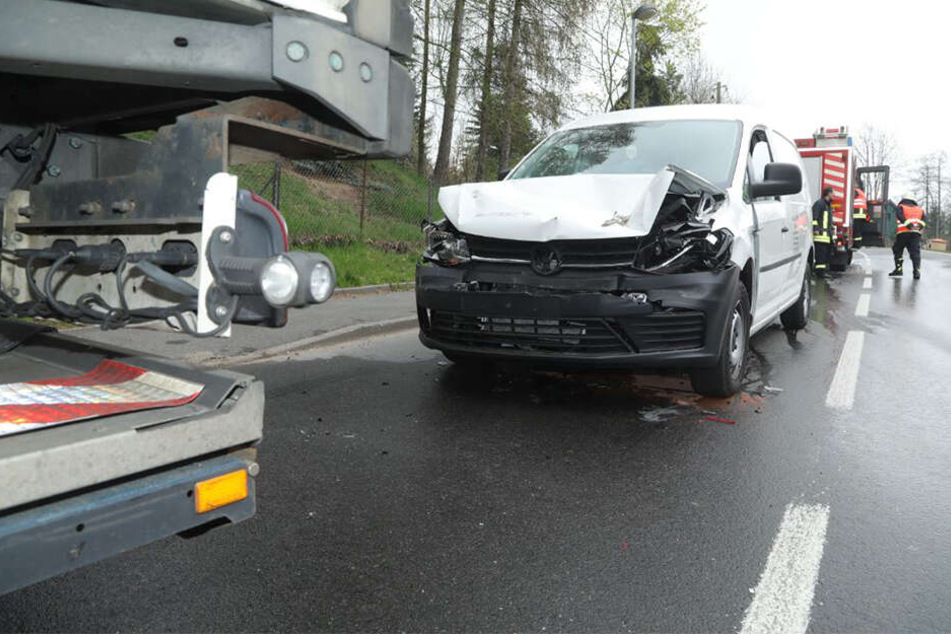 Die Polizei beziffert den Sachschaden auf etwa 15.000 Euro.