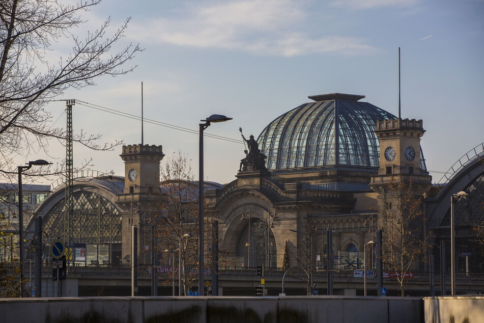 Am Freitagabend musste ein Teil der Kuppelhalle des Dresdner Hauptbahnhofs aufgrund eines verdächtigen Rucksacks gesperrt werden.