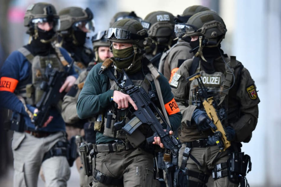 Ein SEK der Polizei nahm den Mann in seiner Wohnung fest. (Symbolbild)