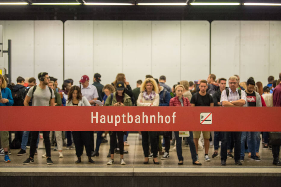 Wartende am Hauptbahnhof: Wer am Wochenende unterwegs ist kann sich auf mehr öffentliche Verkehrsmittel verlassen. (Archivbild)