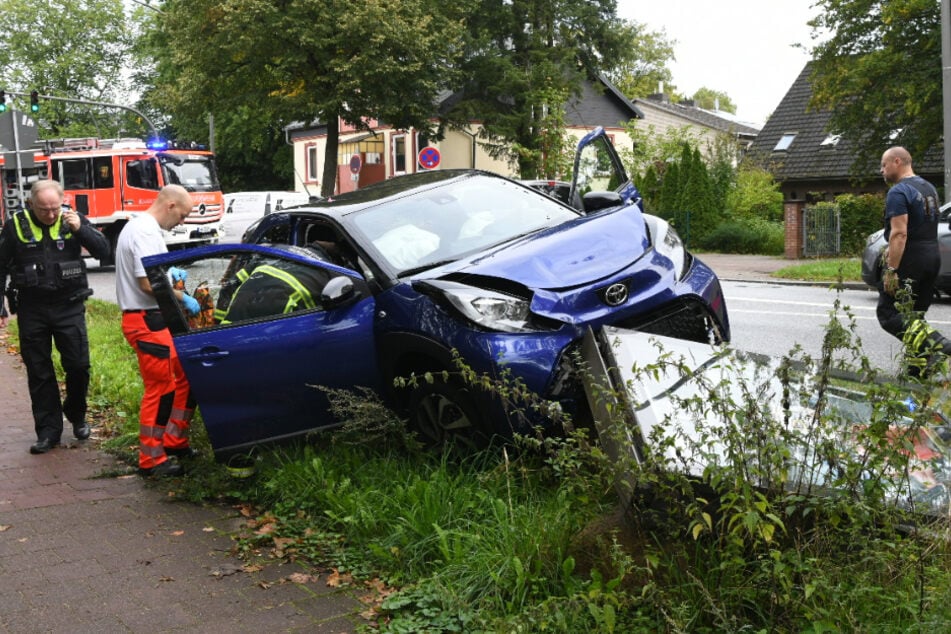 Der Toyota wurde durch die Kollision mit der Werbetafel erheblich beschädigt.