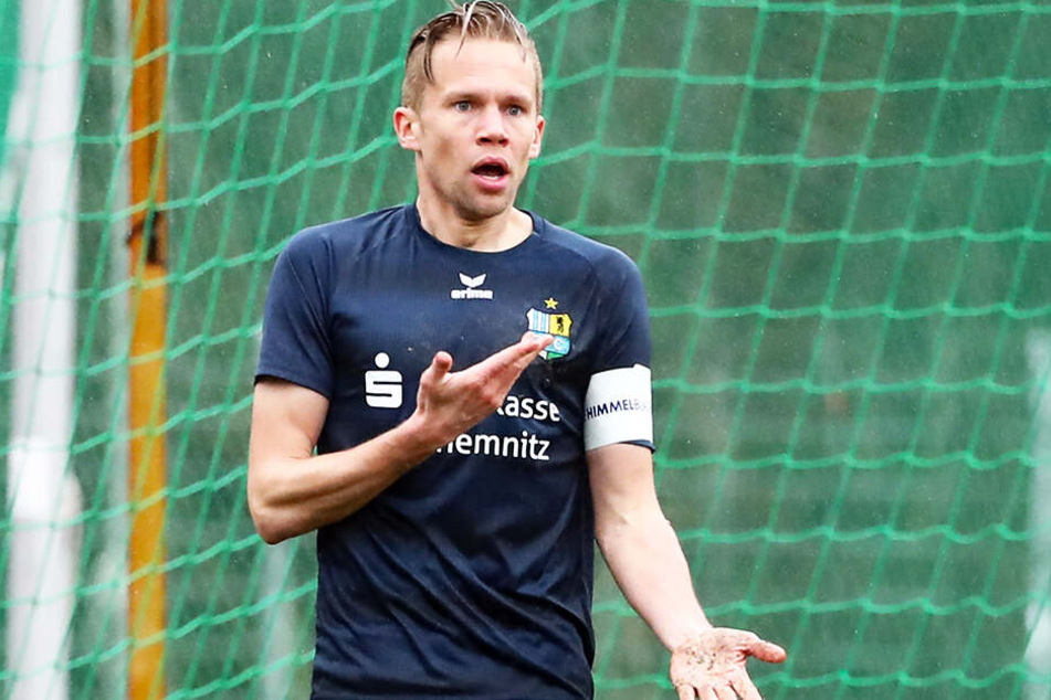 CFC-Kapitän Dennis Grote war fassungslos und deutete an: Der Ball ging doch an die Brust!