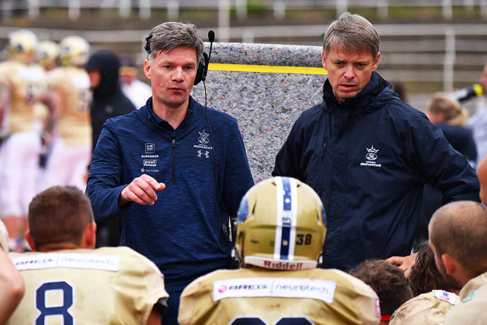 Die Ansagen von Headcoach Ulrich Däuber (h.l.) und Defense Coordinator Thomas Stantke haben gefruchtet.