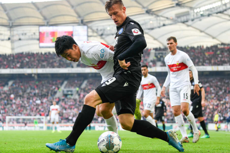 Wataru Endo (l) vom VfB Stuttgart in Aktion gegen Marvin Pourie (r) vom Karlsruher SC
