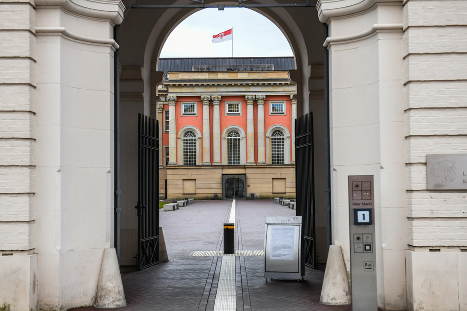 Die Initiative "Seebrücke" plante für Ostersonntag geplante eine Menschenkette am Landtag Brandenburgs in Potsdam.