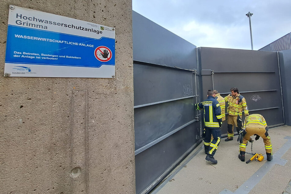 Kräfte der Feuerwehr beim Verschließen der massiven Hochwassertore in Grimma. Am Samstag fand in der Stadt im Landkreis Leipzig die alljährliche Hochwasserschutzübung statt.