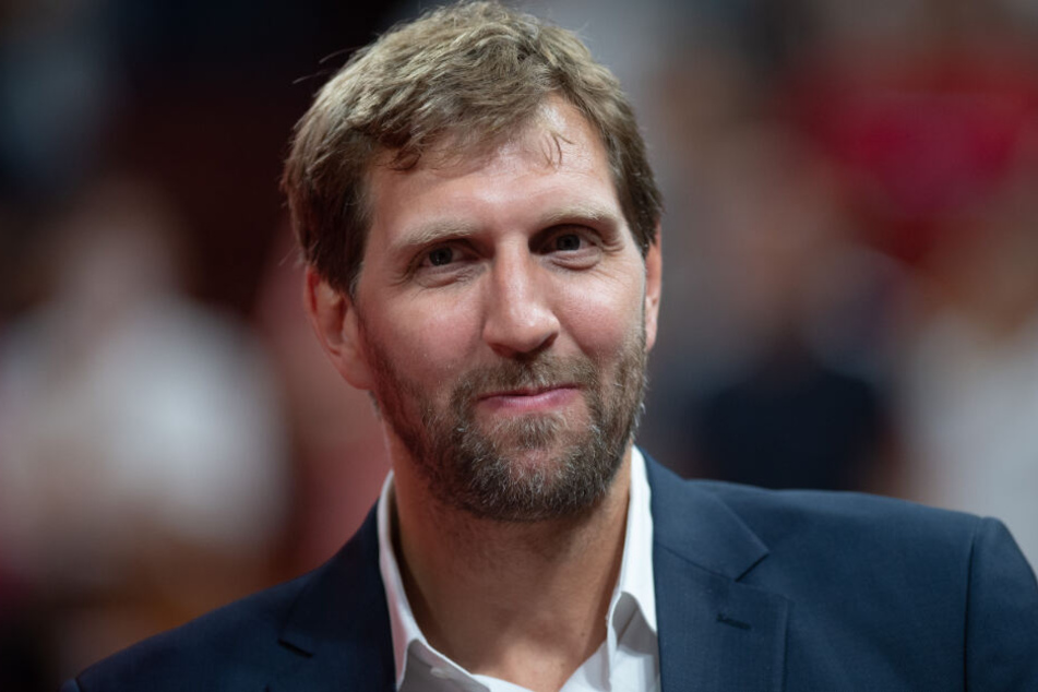 Dirk Nowitzki, ehemaliger Basketballspieler und WM-Botschafter, steht im Shenzhen Bay Sports Center. (Archivbild)