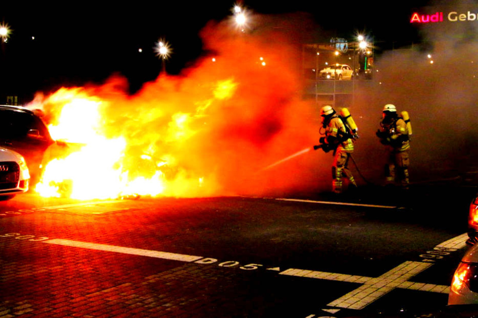 Ein Autofahrer soll die gewaltigen Flammen bemerkt und die Feuerwehr alarmiert haben.