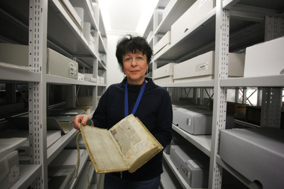 Hüterin der Schätze: Sabine Schumann präsentiert eine wertvolle Bibel von 1277 im klimatisierten Bücherraum der Stadtbibliothek.