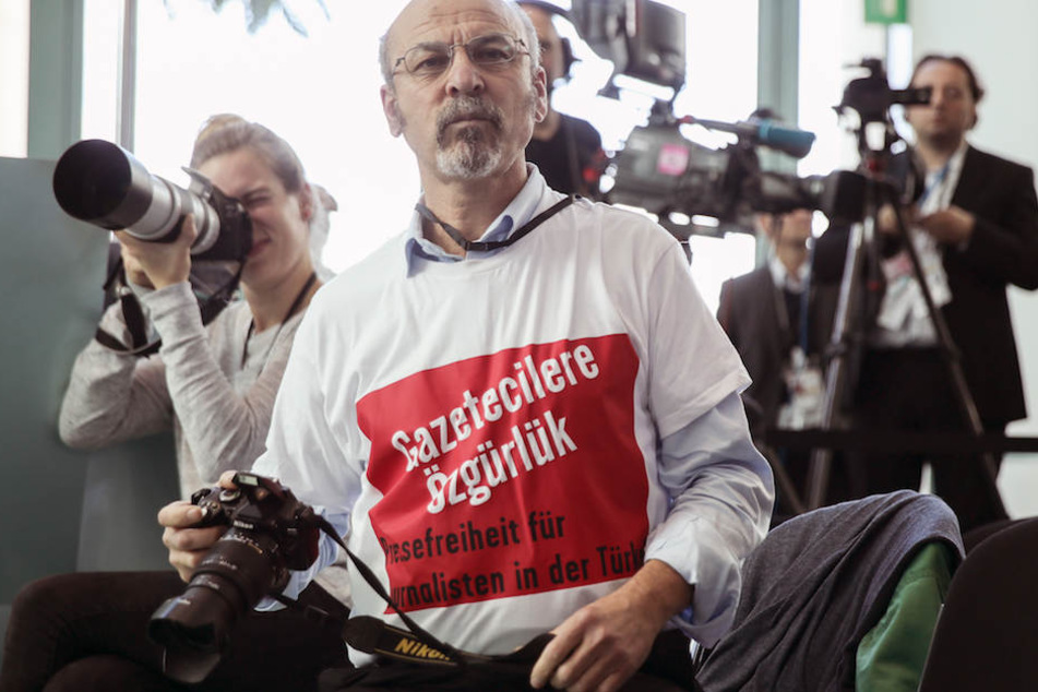 Bei der PK wurde der regierungskritische Journalist Adil Yigit (60) aus dem Raum geführt.